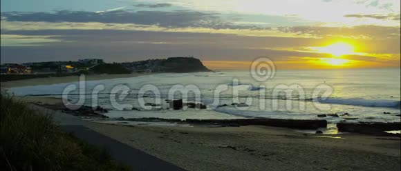 日出时的澳大利亚海滩视频的预览图