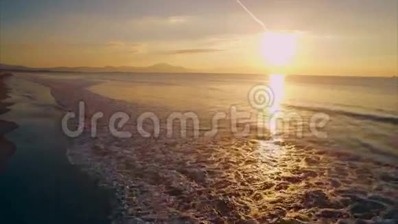 日落时美丽的海景空中镜头视频的预览图