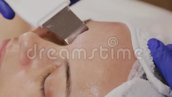 专业美容师为中年妇女做超声波洗脸视频的预览图