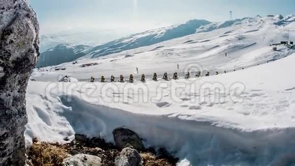 冬季度假村观景石蜡时间期4k视频的预览图