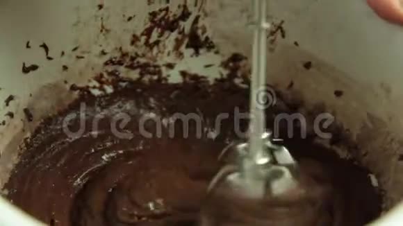 用蛋糕搅拌机烹饪和制作奶油视频的预览图
