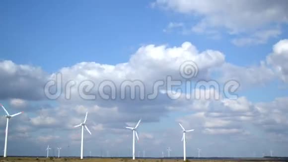 具有延时效应的风力发电机园区视频的预览图
