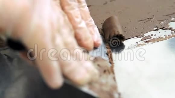做巧克力装饰的糖果视频的预览图