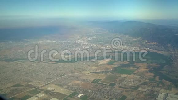 鸟瞰圣贝纳迪诺山脉从飞机靠窗的座位上俯瞰视频的预览图