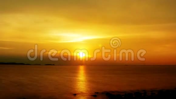 金色海洋日落视频的预览图