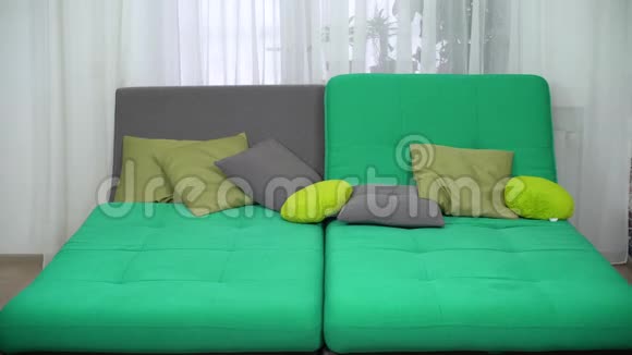 两个穿着睡衣的小女孩在沙发上上视频的预览图