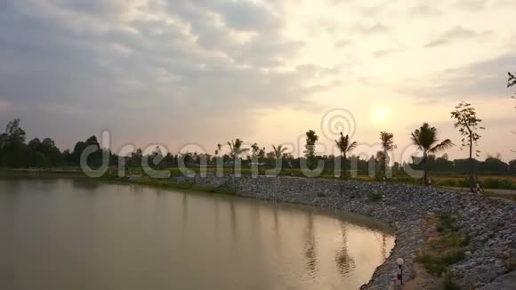 湖中日出人用稻田和棕榈树做蓄水池视频的预览图