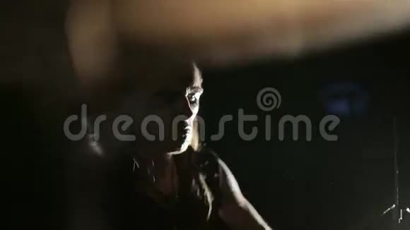 黑色金属乐队的鼓手关闭黑暗背景视频的预览图