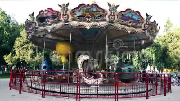 游乐园的旋转木马视频的预览图
