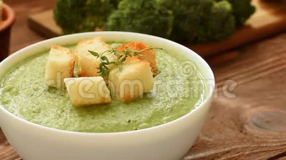 奶油汤与西兰花在白碗视频的预览图