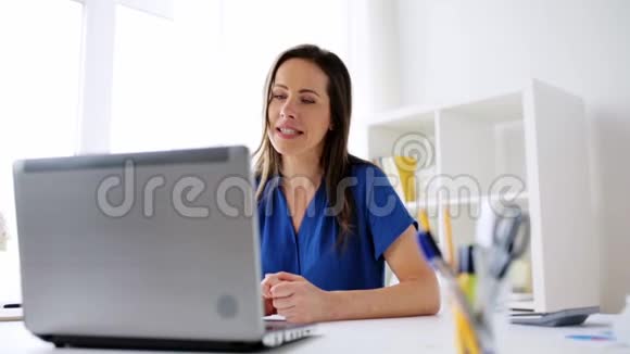 有笔记本电脑的快乐女人有视频会议视频的预览图