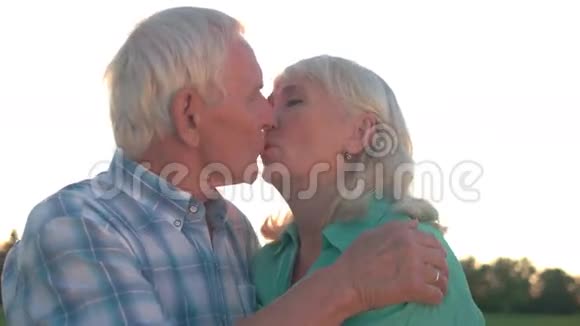 年长夫妇接吻视频的预览图