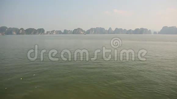 越南北部哈龙湾的山景视频的预览图