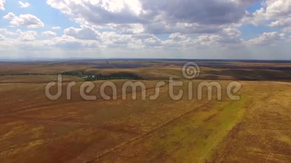 太阳能农业田的空中景观视频的预览图