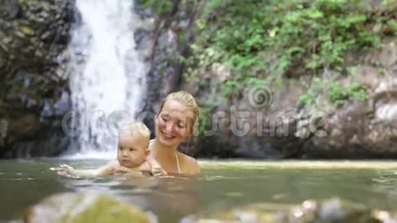 妈妈玩婴儿瀑布视频的预览图