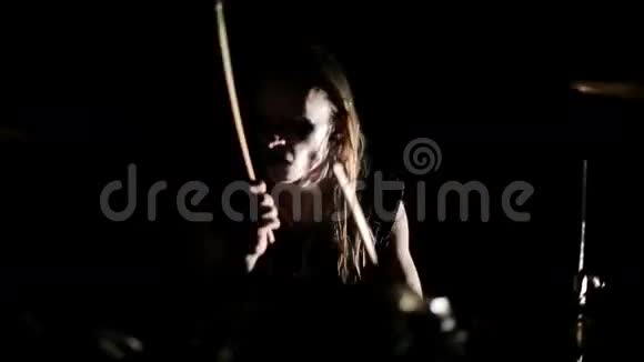 黑色金属乐队的鼓手关闭黑暗背景视频的预览图