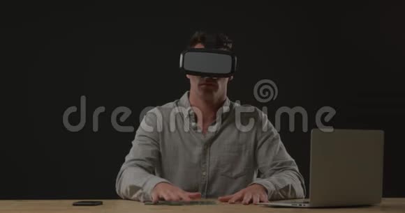 人佩戴VR耳机视频的预览图