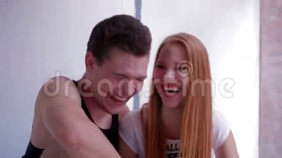 快乐又迷人的年轻夫妇笑了视频的预览图