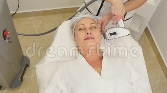 美容诊所接受激光治疗的妇女视频的预览图