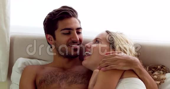 可爱的夫妇在床上聊天和拥抱视频的预览图