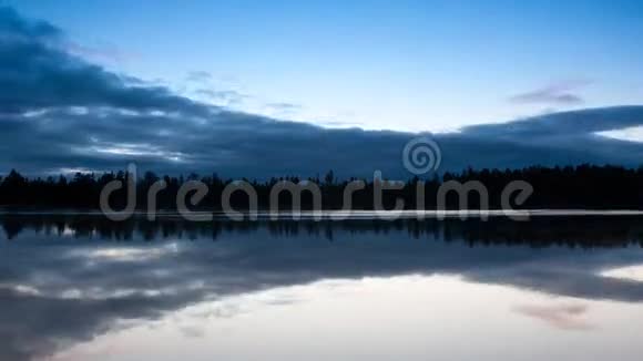 湖面上的云视频的预览图