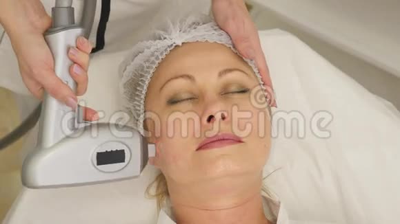 美容诊所接受激光治疗的妇女视频的预览图