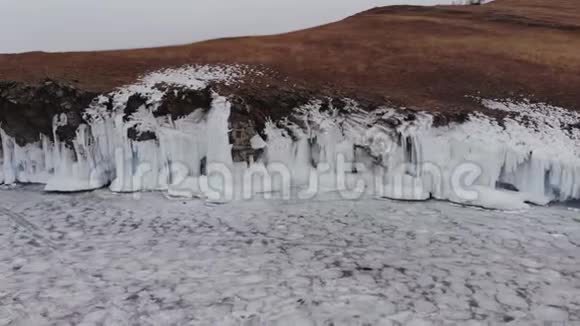 鸟瞰贝加尔湖冬季冰景视频的预览图
