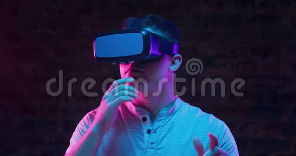 人佩戴VR耳机视频的预览图