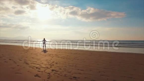 站在海滩上的适合女性的空中观景视频视频的预览图