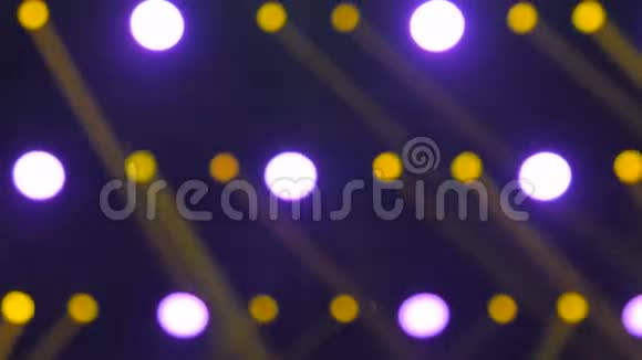 舞台背景中彩色光线的模糊焦点视频的预览图