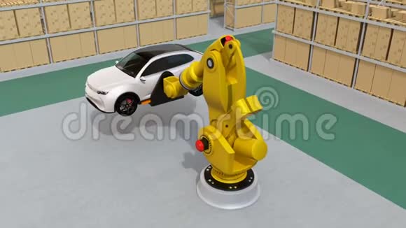 在物流中心搭载白色SUV的黄色重量级机器人手臂视频的预览图