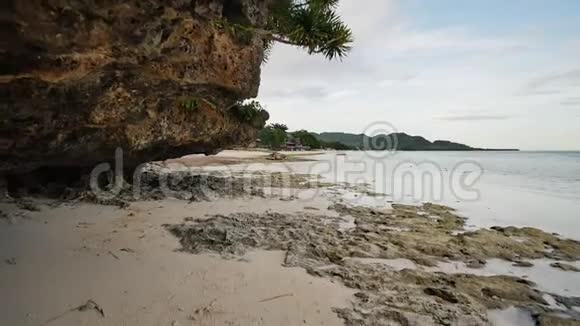 安达附近美丽的野生热带海滩有花岗岩岩石博霍尔岛菲律宾视频的预览图