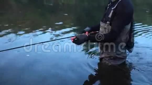 渔人在晨河里飞钓视频的预览图