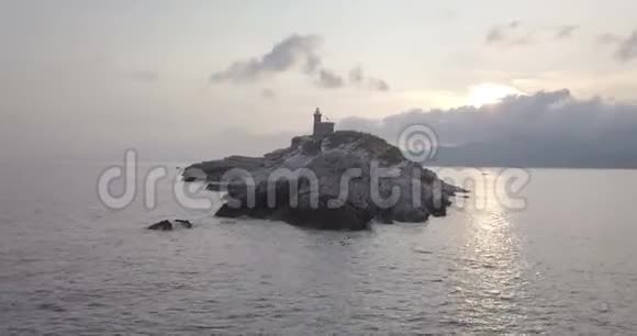 地中海岩灯塔晨航景视频的预览图