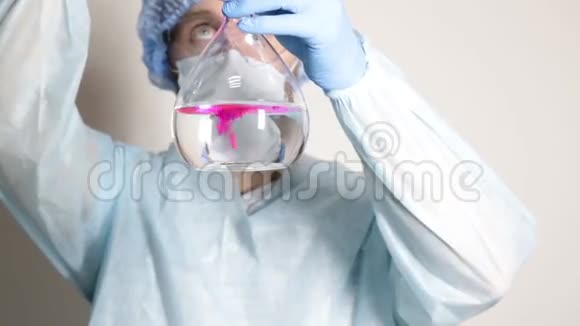 身着军装的科学家医生手持烧瓶观察实验进展视频的预览图