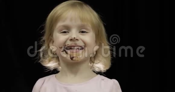 从融化的巧克力和鲜奶油中得到脏脸的孩子视频的预览图