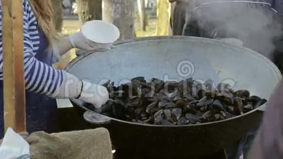 煮一大锅新鲜的麝香视频的预览图