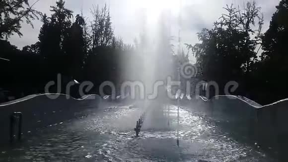 公共公园美丽的喷泉装饰视频的预览图