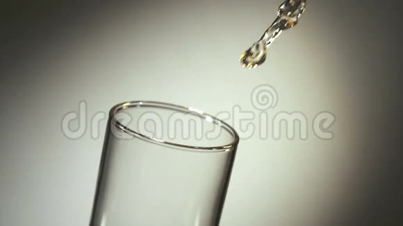 苹果汁倒入玻璃杯中视频的预览图