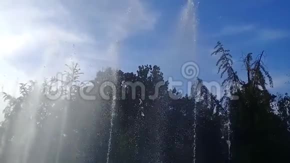公共公园美丽的喷泉装饰视频的预览图