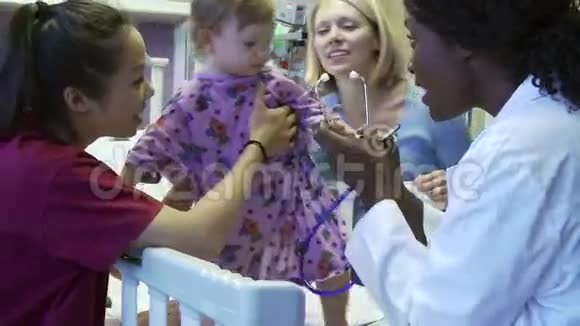 在医院儿科病房工作的母亲和女儿视频的预览图