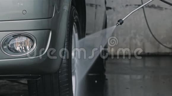 男子在自助洗车场清洗大货车或汽车视频的预览图