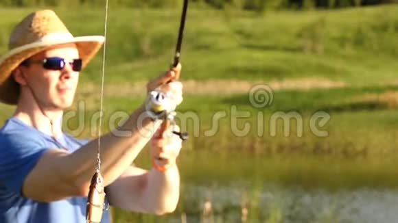 渔民捕捉捕食性鱼在湖上旋转视频的预览图
