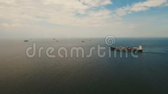 停泊在海上的航空货船菲律宾马尼拉视频的预览图