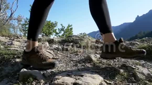 漫步在山顶悬崖峭壁上的旅行妇女徒步旅行慢动作视频的预览图