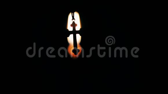 教堂里蜡烛燃烧的背景上的十字架视频的预览图