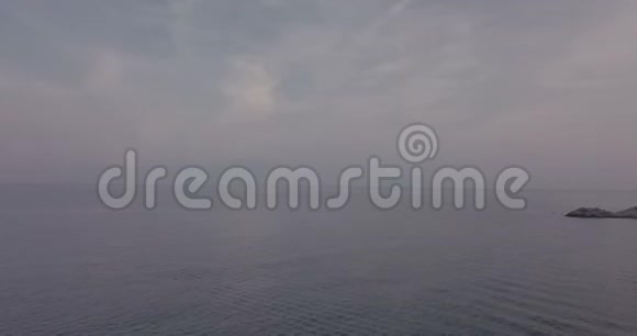 地中海岩灯塔晨航景视频的预览图