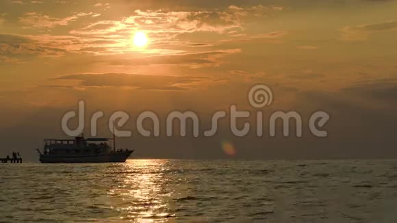 日落时离开码头的旅游船视频的预览图