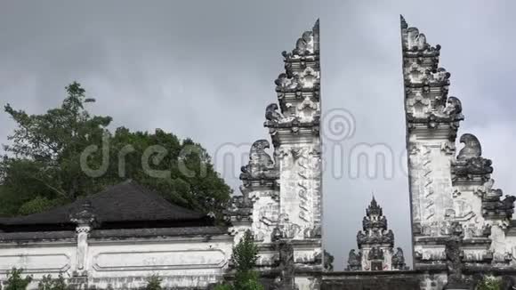 美丽的台阶在莱姆普阳寺夏季晴天巴厘岛印度尼西亚视频的预览图