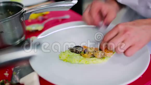 在餐厅的盘子上装饰盘子视频的预览图